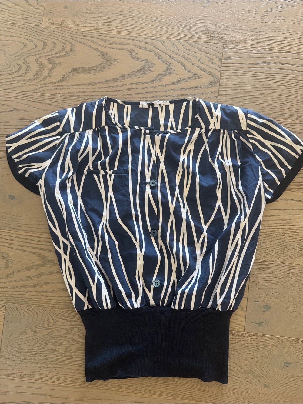 VTG Valentino Navy and White Patterned Short Sleeve Top